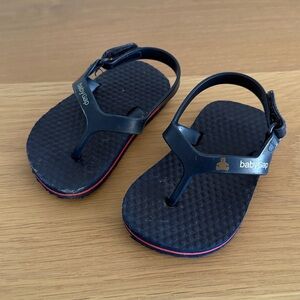 BabyGap boys flip flops